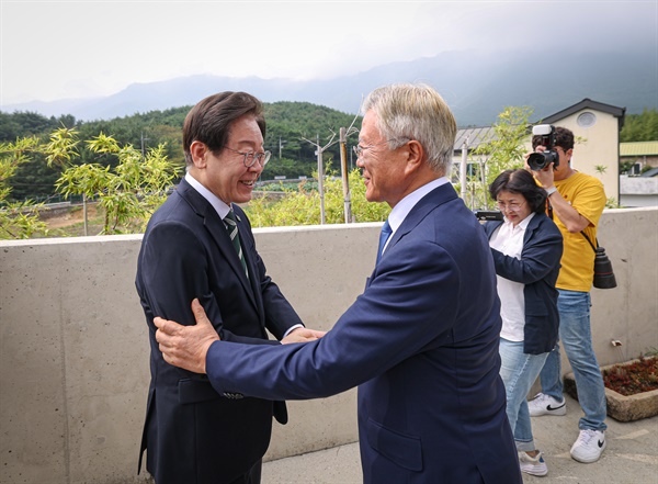  이재명 더불어민주당 대표(왼쪽)가 8일 오후 경남 양산 평산마을에서 문재인 전 대통령과 만나 인사하고 있다.