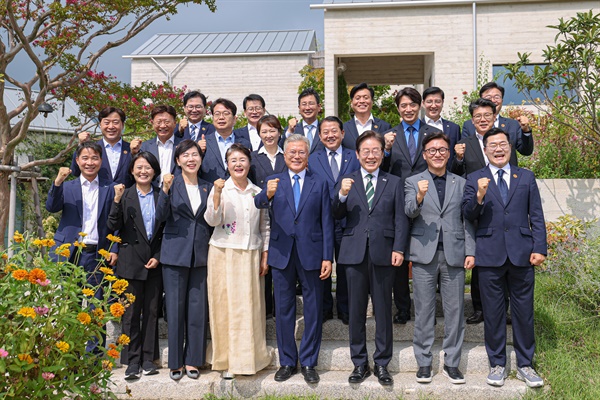  이재명 더불어민주당 대표와 민주당 신임 지도부가 8일 오후 경남 양산 평산마을에서 문재인 전 대통령 부부와 대화하고 있다.