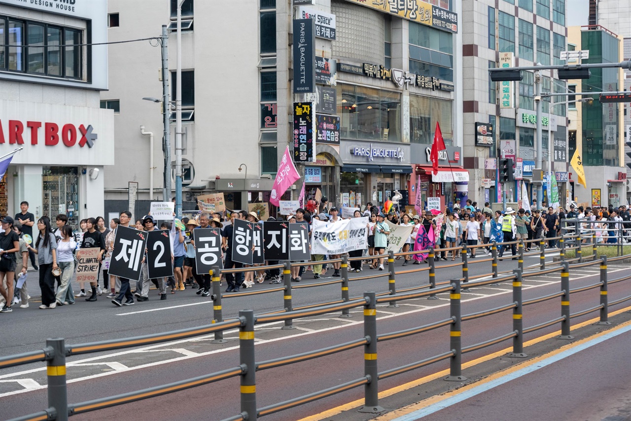 제주시청 일대를 행진하는 참가자들 .