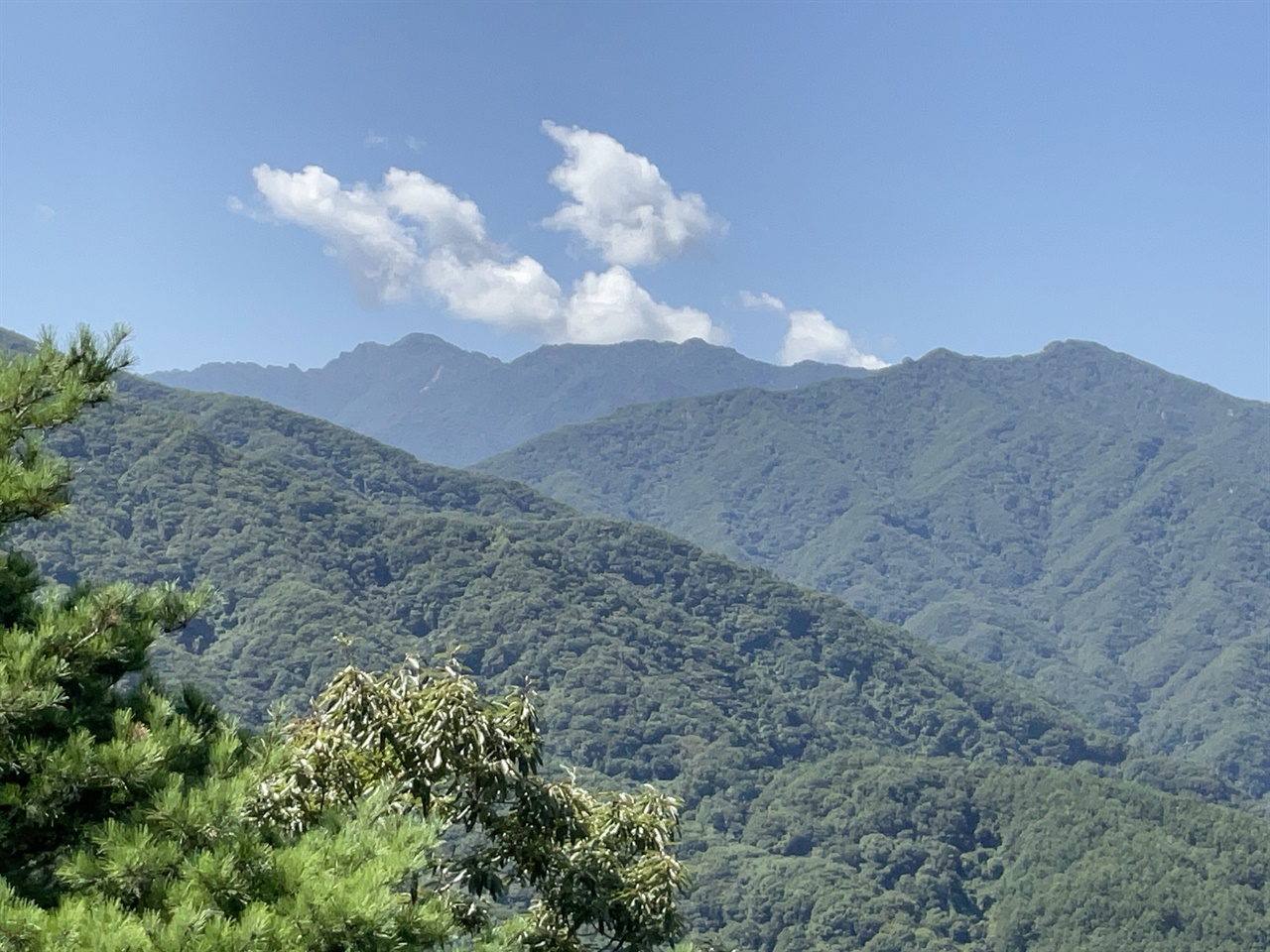  지리산 둘레길 5코스 산불 감시초소 앞에 펼쳐진 지리산 전경