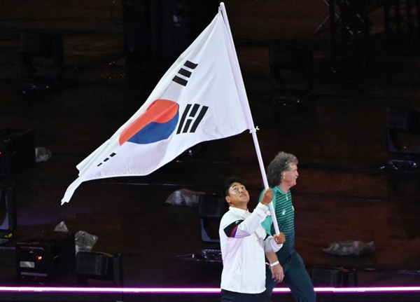  한국 선수단 기수인 최용범이 9일(한국시간) 프랑스 파리 인근 생드니의 스타드 드 프랑스에서 열린 2024 파리 패럴림픽 폐회식에서 태극기를 들고 입장하고 있다.