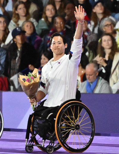  9일(한국시간) 프랑스 생드니 스타드 드 프랑스에서 열린 2024 파리 패럴림픽 폐회식에서 국제패럴림픽위원회(IPC) 선수위원에 당선된 원유민이 인사를 하고 있다.