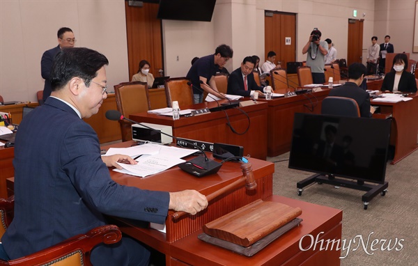  9일 오전 국회에서 열린 법제사법위원회 법안심사제1소위원회에서 김승원 소위원장이 의사봉을 두드리고 있다.