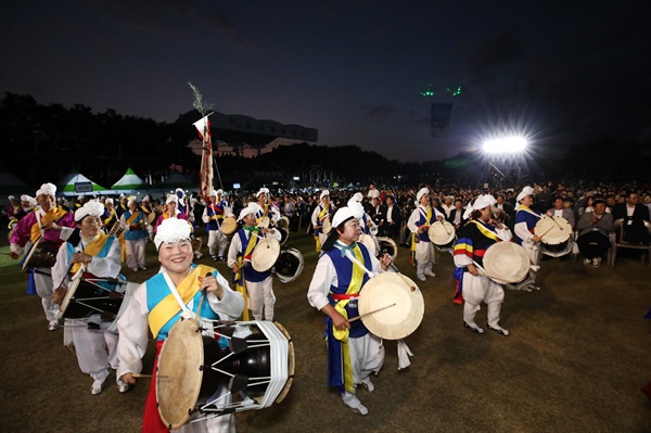  제28회 무주반딧불축제 입장 퍼레이드 장면. 