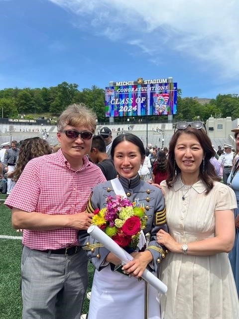 웨스트포인트 졸업식 미 육사 졸업식에서 아버지 어머니와 함께.