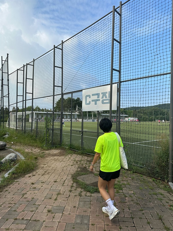  "축구는 처음이세요?" "네!" "완전 처음?" "네!!"