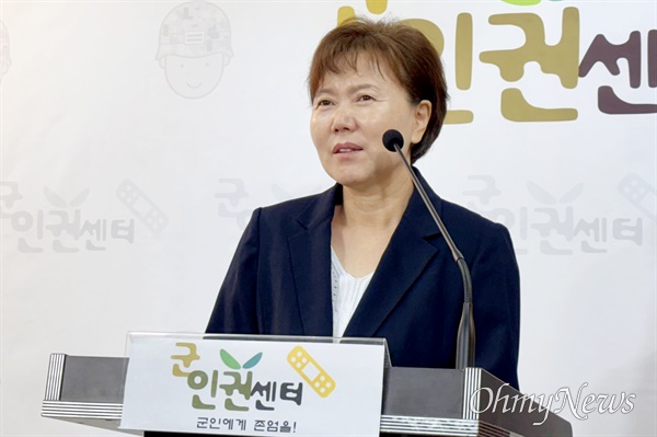  군 복무 중 부실한 의료체계로 목숨을 잃은 고 홍정기 일병의 어머니 박미숙씨가 10일 오전 서울 마포구 군인권센터에서 기자회견을 열고 국가배상법 이중배상 금지 개정 등을 촉구하며 더불어민주당·국민의힘·조국혁신당 대표들과의 면담을 요청하고 있다.