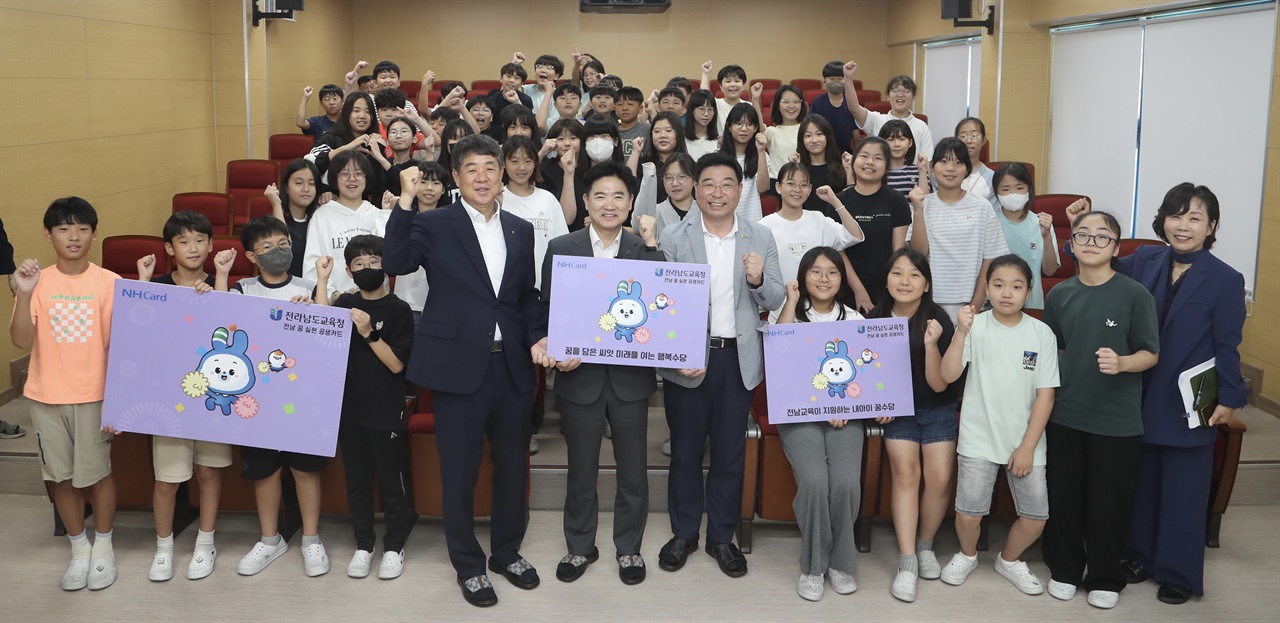  김대중 전남교육감이 10일 순천왕지초등학교를 찾아 ‘전남학생교육수당 슬기롭게 사용하기’를 주제로 학생들과 대화한 뒤 기념촬영하고 있다.