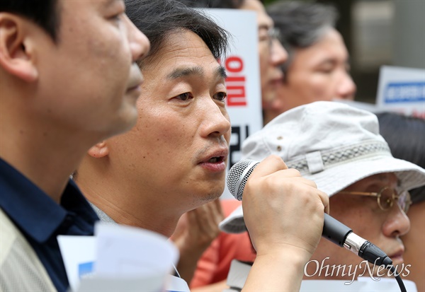 "공익 신고자 색출 위한 압수수색 당장 멈추라!" 언론장악저지공동행동 주최로 10일 오후 서울 종로구 서울경찰청 앞에서 열린 '류희림 민원 사주 고발 공익 제보자 압수수색 서울경찰청 규탄 긴급 기자회견'에서 김준희 언론노조 방송통신심의위원회지부장이 규탄 발언을 하고 있다.