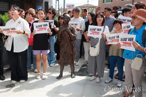  10일 오후 창원마산 오동동 문화거리에 있는 인권자주평화다짐비에서 열린 '친일청산을 위한 소녀상 지킴이 시민모임' 발족 선언.