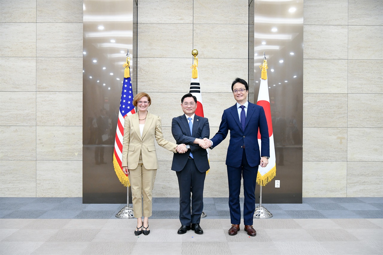  제15차 한미일 안보회의 (DTT : Defense Trilateral Talks)가 10일 서울에서 개최됐다. 사진은 기념 촬영하는 조창래 국방부 국방정책실장(가운데), 카라 에버크롬비(Cara ABERCROMBIE) 미합중국 국방부 정책부차관 대리(왼쪽), 야마토 타로(YAMATO Taro) 일본 방위성 방위정책국장. 2024.9.10