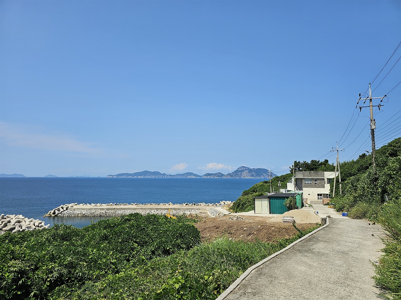  평도마을에서 바라본 선착장(좌측)과 내연발전소. 멀리 소거문도가 보인다