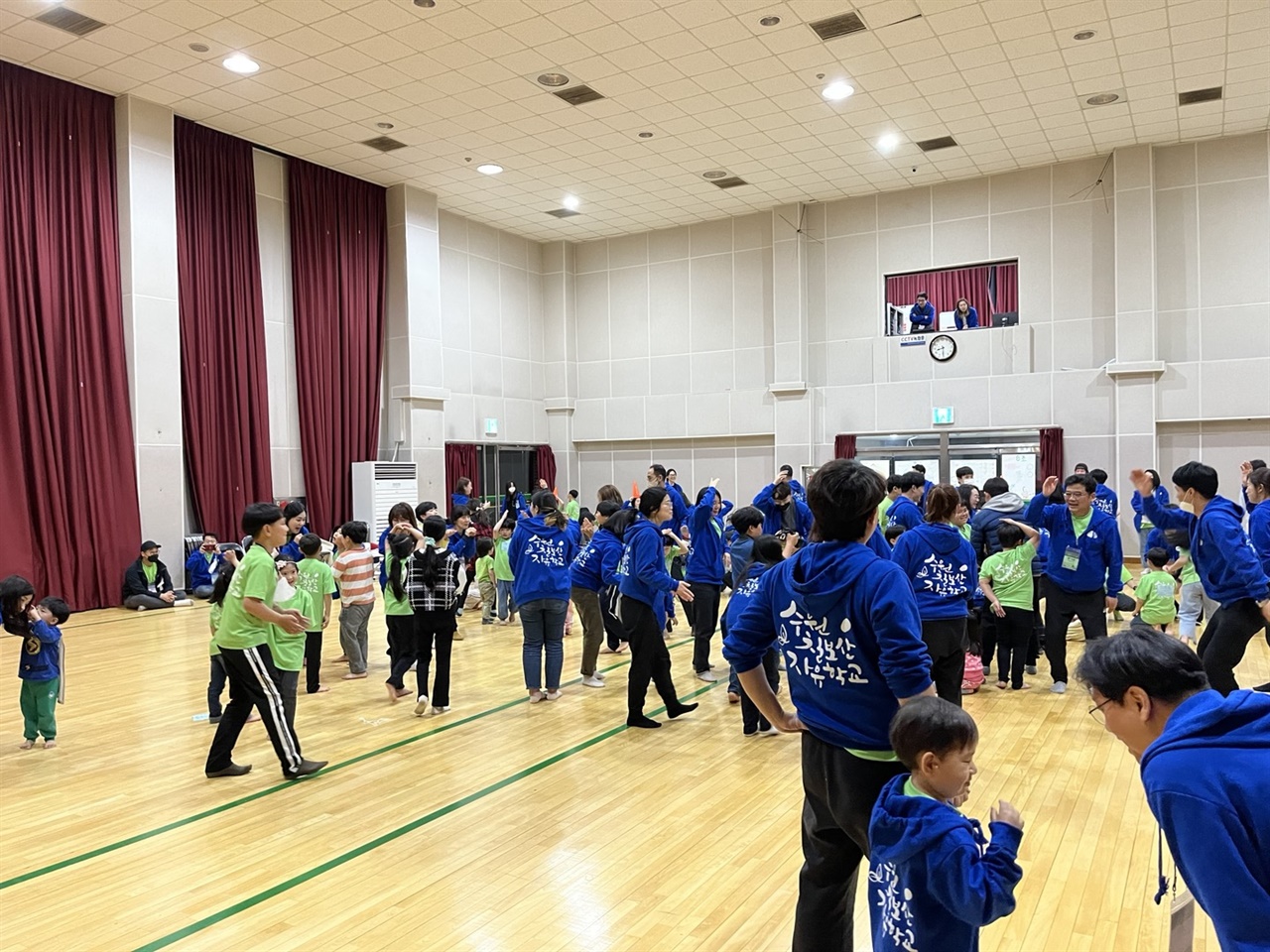 대안학교 모꼬지 대안학교에서는 구성원이 참여하는 활동을 주기적으로 진행하여 건강한 관계를 만들기 위해 노력한다.