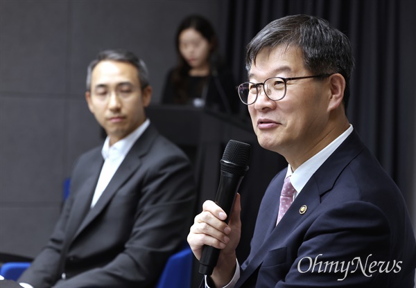  이기일 보건복지부 제1차관이 10일 서울 영등포구 스위치22 콘퍼런스룸에서 가족돌봄청년 등 취약계층 돌봄지원 활성화를 위한 업무협약식에서 인사말을 하고 있다. 왼쪽은 김승언 남양유업 대표집행임원. 