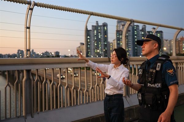  김건희 여사가 10일 '세계 자살 예방의 날'을 맞아 서울 마포대교에서 마포경찰서 용강지구대 근무자와 함께 도보 순찰을 하고 있다.