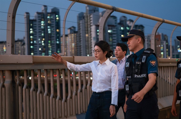  김건희 여사가 10일 '세계 자살 예방의 날'을 맞아 서울 마포대교에서 마포경찰서 용강지구대 근무자와 함께 도보 순찰을 하고 있다.