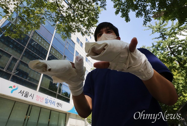  삼성전자노조 주최로 지난 9월 11일 오전 서울 중구 서울지방고용노동청 앞에서 열린 '방사능 피폭 사고, 신속하고 공정하게 판단하라! 고용노동부 결단 촉구 기자회견'에서 방사선 피폭 피해자인 이용규씨가 치료 중인 자신의 손을 보여주고 있다.