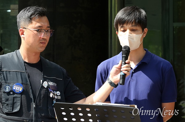 삼성전자 방사선 피폭 피해자 이용규씨 삼성전자노조 주최로 11일 오전 서울 중구 서울지방고용노동청 앞에서 열린 '방사능 피폭 사고, 신속하고 공정하게 판단하라! 고용노동부 결단 촉구 기자회견'에서 방사선 피폭 피해자인 이용규씨가 발언을 하고 있다.