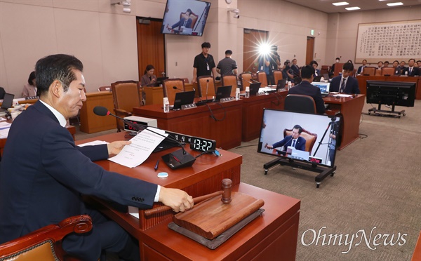 김건희 특검법 국회 법사위 통과 정청래 법제사법위원장이 11일 오후 서울 여의도 국회에서 열린 법제사법위원회 전체회의에서 국민의힘 의원들이 퇴장한 가운데 김건희 특검법 가결을 선포하고 있다. 