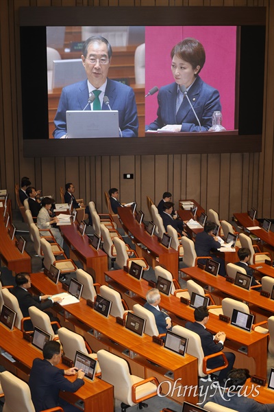  이언주 더불어민주당 의원이 11일 오후 서울 여의 국회 본회의에서 열린 경제 분야 대정부질문에서 한덕수 국무총리에게 질의하고 있다.