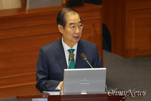  한덕수 국무총리가 11일 오후 서울 여의 국회 본회의에서 열린 경제 분야 대정부질문에 참석해 의원 질의에 답변하고 있다.