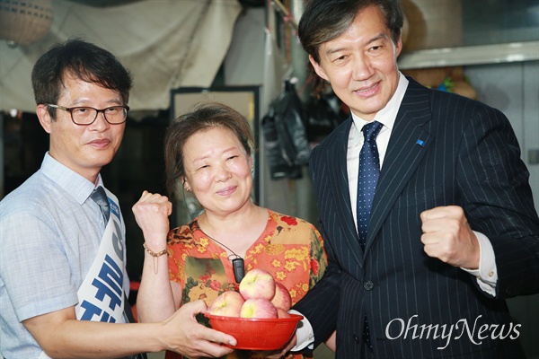  조국 조국혁신당 대표가 11일 류제성 금정구청장 예비후보와 함께 부산 금정구 서동미로시장을 찾아 지지를 호소하고 있다.