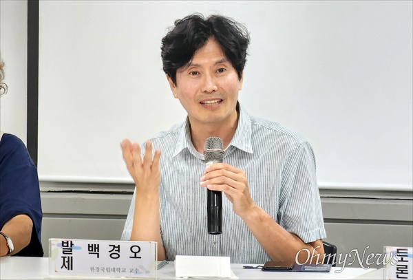  11일 오후 대전NGO지원센터에서 대전환경운동연합과 대전충남녹색연합이 공동 주최한 '기후위기시대 하천정책 변화가 필요하다'라는 주제의 생태하천 토론회가 열렸다. 사진은 발제를 하고 있는 한경국립대학교 토목공학과 백경오 교수.