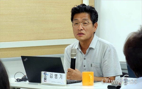  11일 오후 대전NGO지원센터에서 대전환경운동연합과 대전충남녹색연합이 공동 주최한 '기후위기시대 하천정책 변화가 필요하다'라는 주제의 생태하천 토론회가 열렸다. 사진은 토론을 하고 있는 김병기 오마이뉴스 대기자.