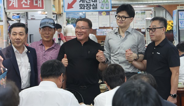  한동훈 국민의힘 대표가 11일 부산 금정구 서동미로시장 내 돼지국밥집을 방문, 시민과 기념사진을 찍고 있다.

