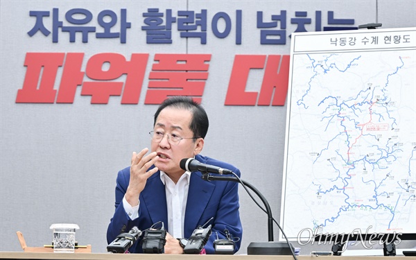  홍준표 대구시장이 11일 오후 대구시청 산격청사에서 기자간담회를 갖고 TK신공항 관련 '플랜B'를 준비하고 있다고 밝혔다.