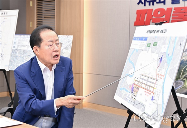  홍준표 대구시장이 11일 오후 대구시청 산격청사에서 기자간담회를 갖고 TK신공항 관련 '플랜B'를 준비하고 있다고 밝혔다.