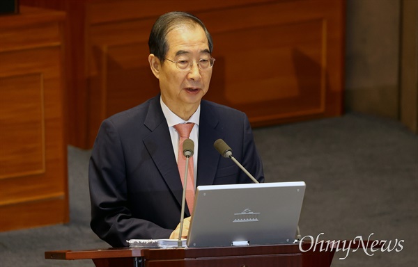  한덕수 국무총리가 12일 오후 서울 여의도 국회 본회의에서 열린 교육·사회·문화 분야 대정부질문에서 김미애 국민의힘 의원의 질의에 답변하고 있다.