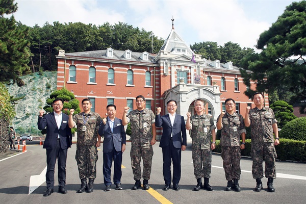  홍남표 창원시장, 12일 진해 해군기지사령부 방문.