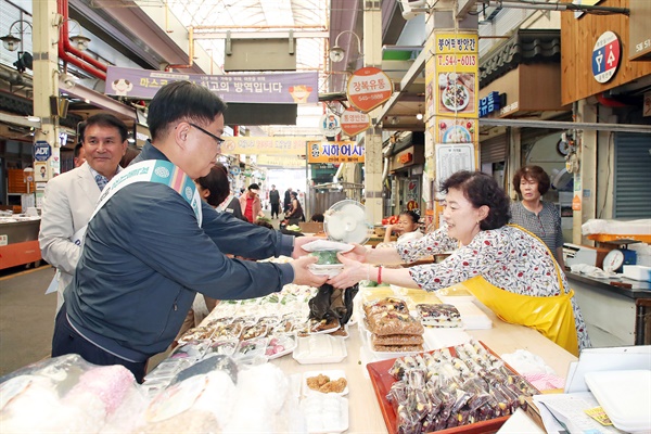  홍남표 창원시장, 진해중앙시장 찾아