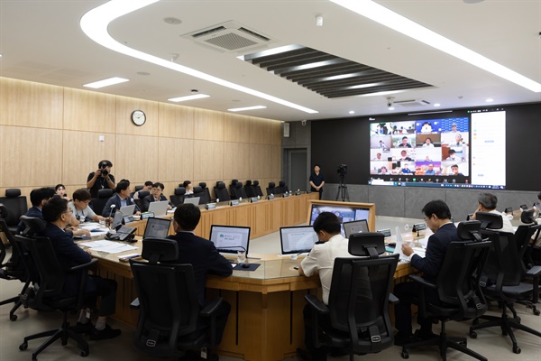  김동연 경기도지사가 12일 오전 경기도청 재난안전상황실에서 열린 '경기도 응급의료협의체’ 영상회의에서 경기응급의료지원센터장,권역응급의료센터 병원장(온라인 참석) , 소방재난본부장, 보건건강국장 등이 참석한 가운데 추석 연휴 기간 중 중증 응급환자 진료 대책을 논의하며 응급의료 대응 상황을 점검했다.