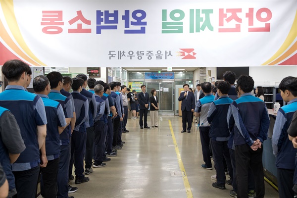  유상임 과학기술정보통신부 장관이 12일 오후 서울 중랑구 서울중랑우체국을 방문해 안은희 서울중랑우체국장과 추석명절 우편물 특별소통기간 소포우편물 처리상황을 점검하고, 직원들을 격려하고 있다.