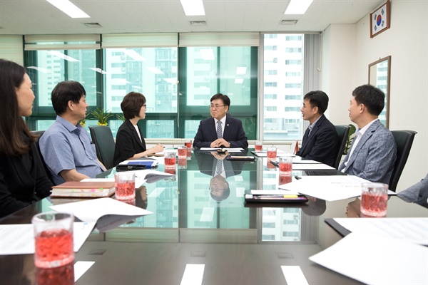  유상임 과학기술정보통신부 장관이 12일 오후 서울 중랑구 서울중랑우체국을 방문해 안은희 서울중랑우체국장과 추석명절 우편물 특별소통기간 소포우편물 처리상황을 점검하고, 직원들을 격려하고 있다.