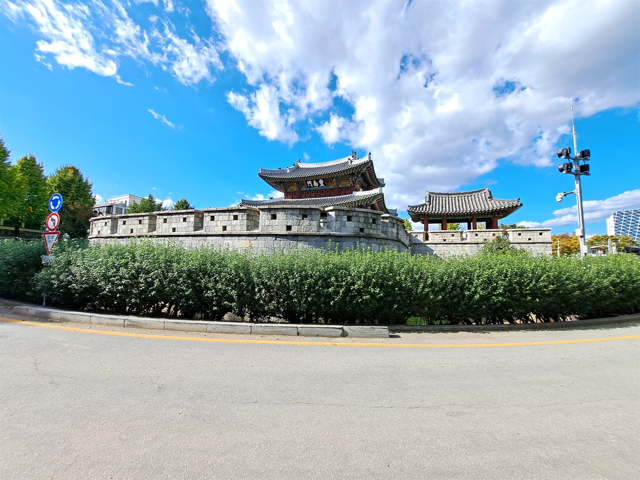 풍남문 전주성을 함락한 상징으로 남은 전주 랜드마크.