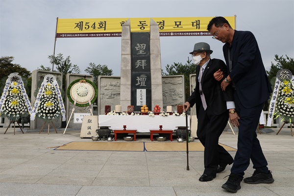 '고향 떠날 땐 청춘이었는데' 지난해 추석인 9월 29일 경기도 파주시 임진각 망배단에서 고령의 실향민이 북녘 선조들을 향해 절을 올린 뒤 이동하고 있다(자료사진). 2023.9.29