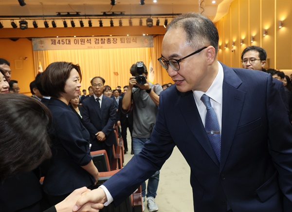  이원석 검찰총장이 13일 서울 서초구 대검찰청에서 열린 퇴임식에서 직원들과 악수하고 있다.