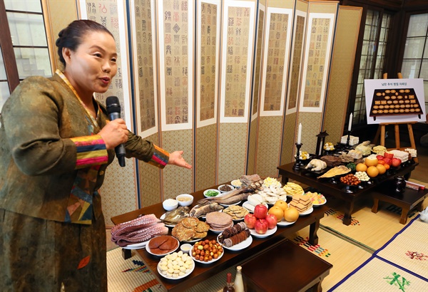 남북 추석 차례상 비교해 보니 추석을 앞둔 2018년 9월 17일 서울 중구 한국의집에서 한국문화재 재단 주최로 열린 '어서와 추석 애(愛) 한국의집은 처음이지'에서 허진 북한요리연구가가 북한 함경도·강원도식 차례상(왼쪽)과 서울서민식 차례상을 비교해 보여주는 모습. 허씨는 북한 차례상에 신위가 없는 점, 고사리나물 대신 고구마 줄기, 커다란 송편 등을 차이점으로 꼽았다.  