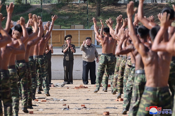 김정은, 특수작전무력 훈련기지 시찰 김정은 북한 국무위원장이 지난 11일 인민군 특수작전무력 훈련기지를 시찰했다고 조선중앙통신이 13일 보도했다.2024.9.13