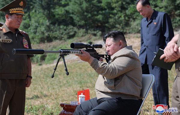 총 겨눠보는 김정은 김정은 북한 국무위원장이 지난 11일 인민군 특수작전무력 훈련기지를 시찰했다고 조선중앙통신이 13일 보도했다.2024.9.13