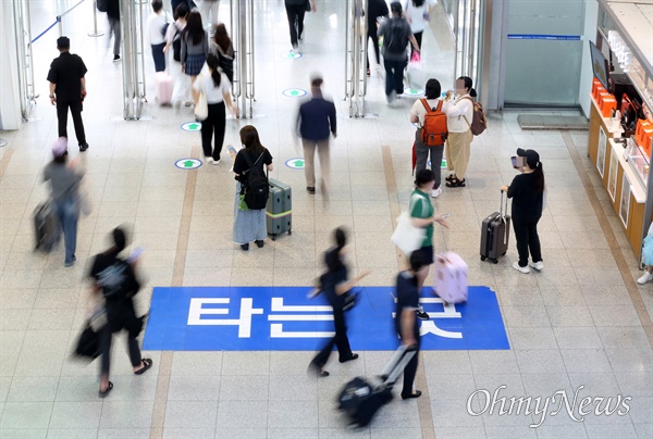 고향 향하는 추석 귀성객 추석 귀성객들이 13일 오전 서울역을 통해 고향으로 향하고 있다.