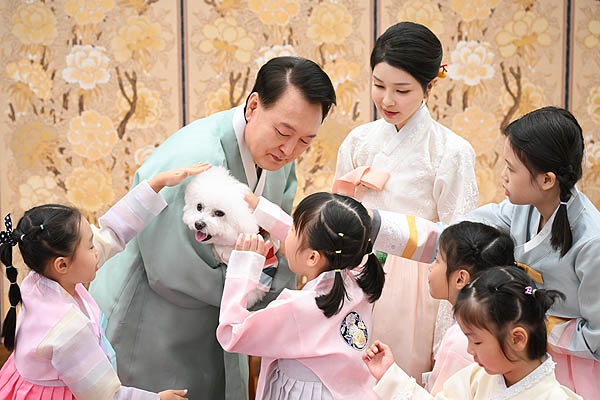  윤석열 대통령과 부인 김건희 여사가 다문화가정 어린이들과 함께 한가위 명절 인사를 촬영했다.