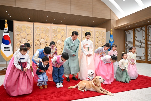  윤석열 대통령과 부인 김건희 여사가 다문화가정 어린이들과 함께 한가위 명절 인사를 전했다.