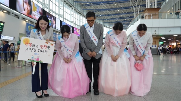  이택상 코레일유통 대표(가운데)와 직원들이 13일 구성객들의 안전한 귀성길을 바라며 인사하고 있다.