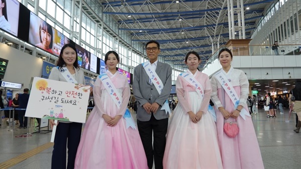  이택상 코레일유통 대표(가운데)와 직원들이 13일 서울역에서 귀성 인사를 하고 있다.