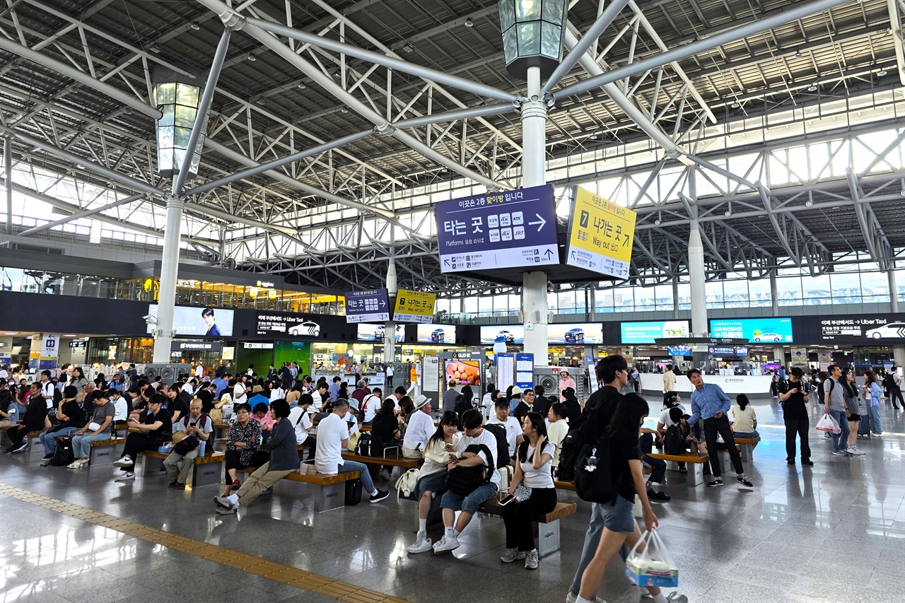  많은 시민들로 붐비는 부산역 대합실.