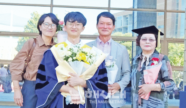  박진석(왼쪽 두 번째) 군이 지난달 28일 서울대 생명과학부 박사학위를 받았다. 학위 수여식에는 할머니 이점순 씨, 아버지 박치홍 씨, 어머니 박민정 씨가 참석해 진석 군의 노고를 격려했다.